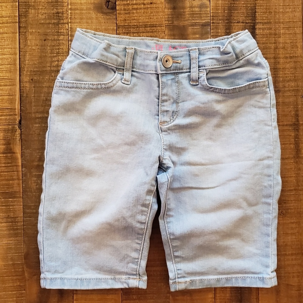 NEW girls denim Bermuda shorts size 6.
Light wash